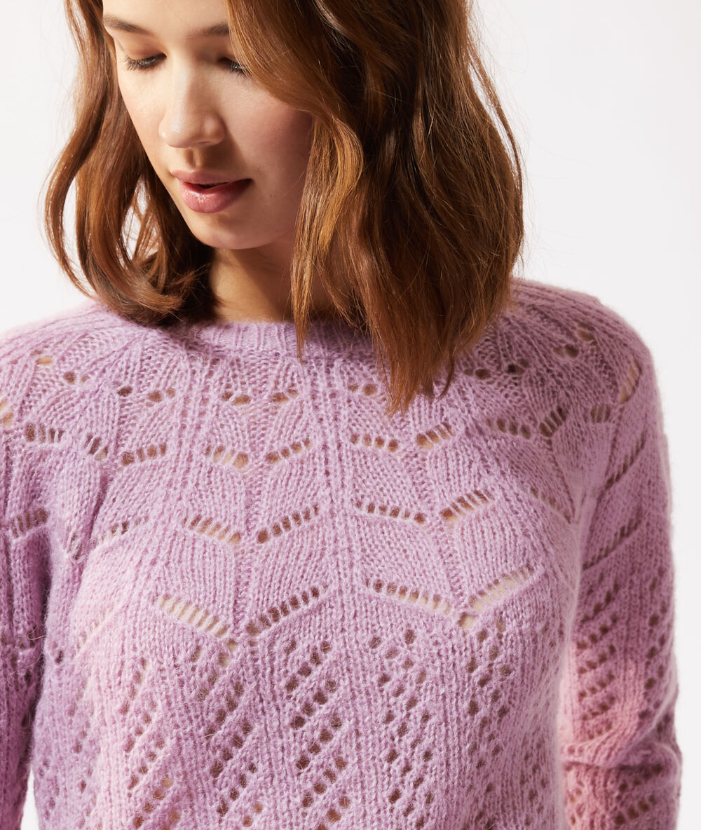 Pull en maille ajourée violine.