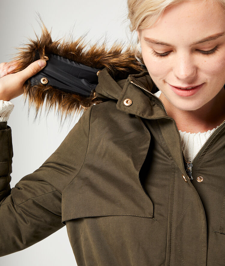 Parka doublée à capuche kaki.