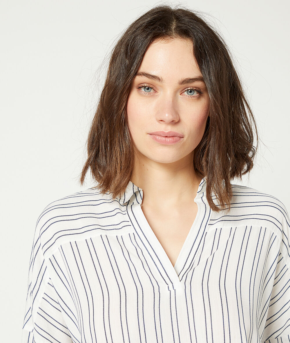 Blouse à rayures marine.