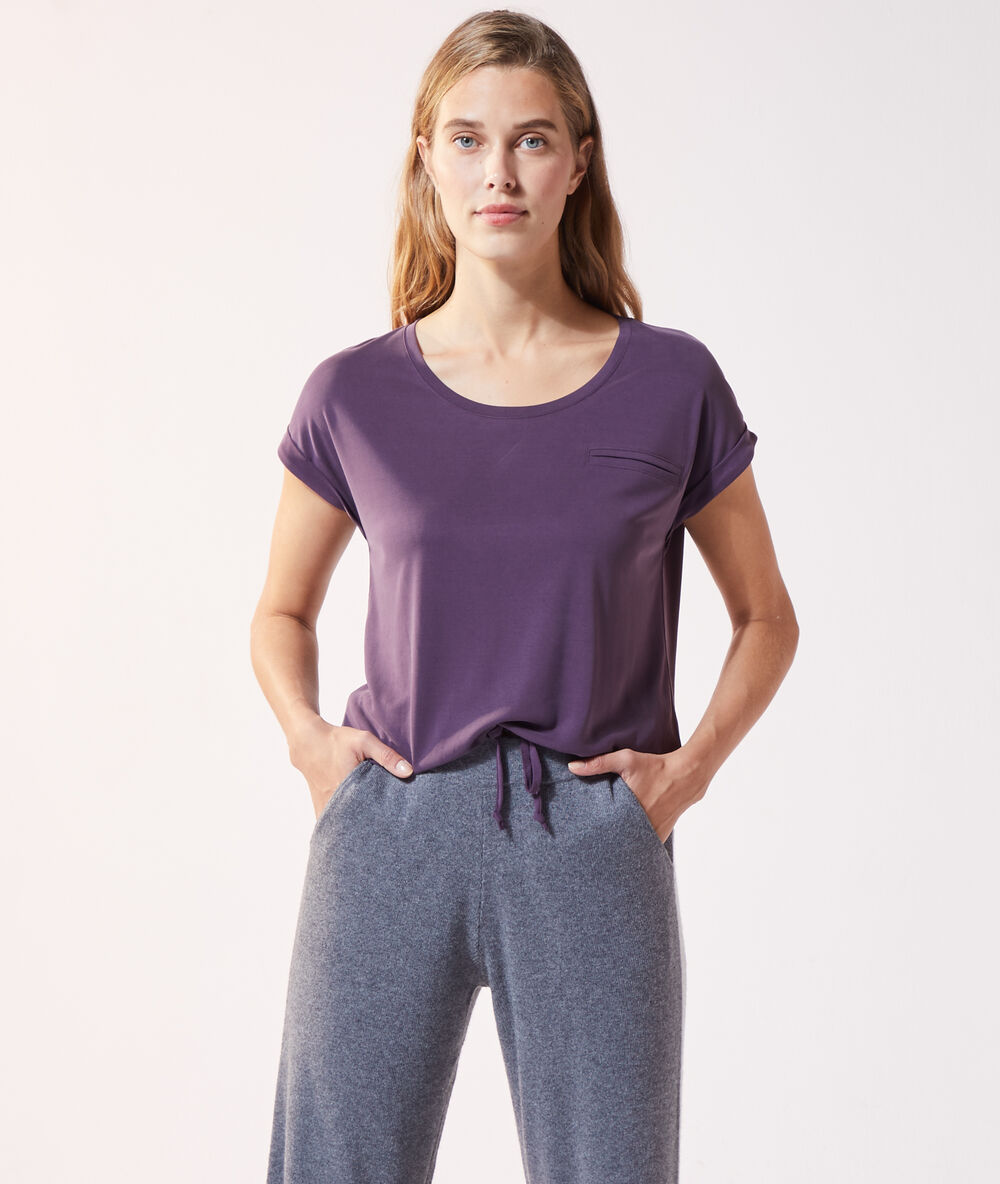 T-shirt à poche prune.