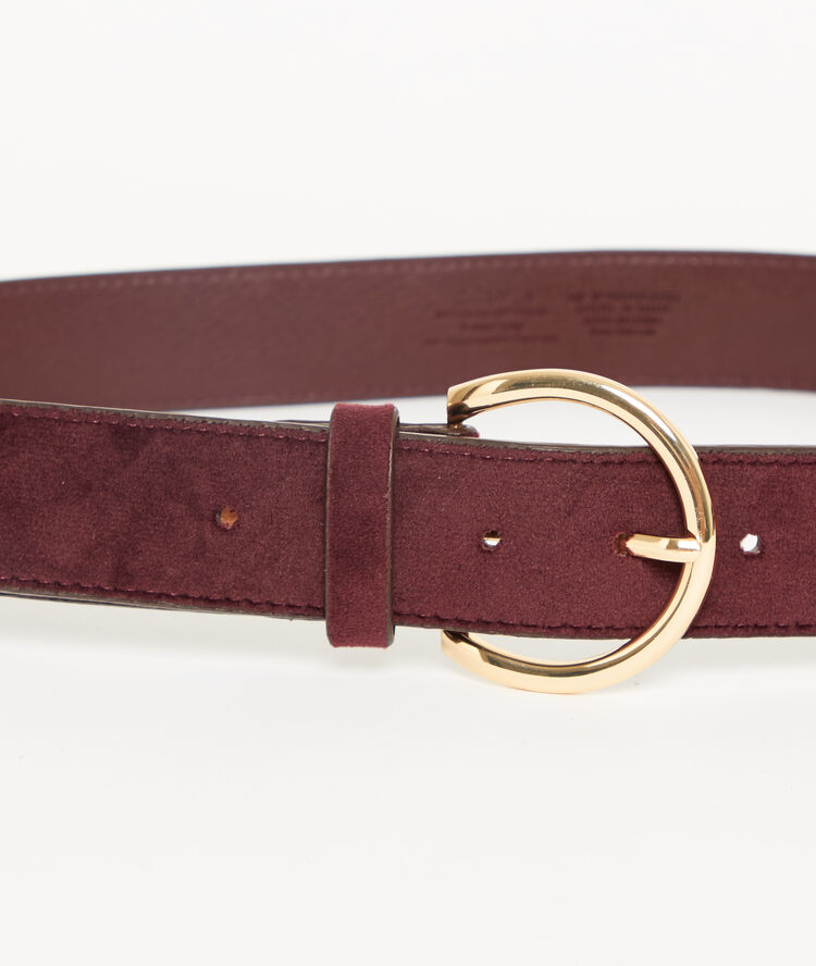 Ceinture à grosse boucle bordeaux.