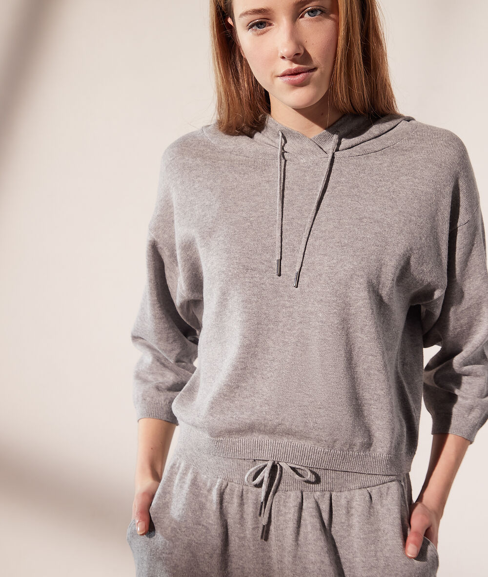 Sweat à capuche en maille gris chine.