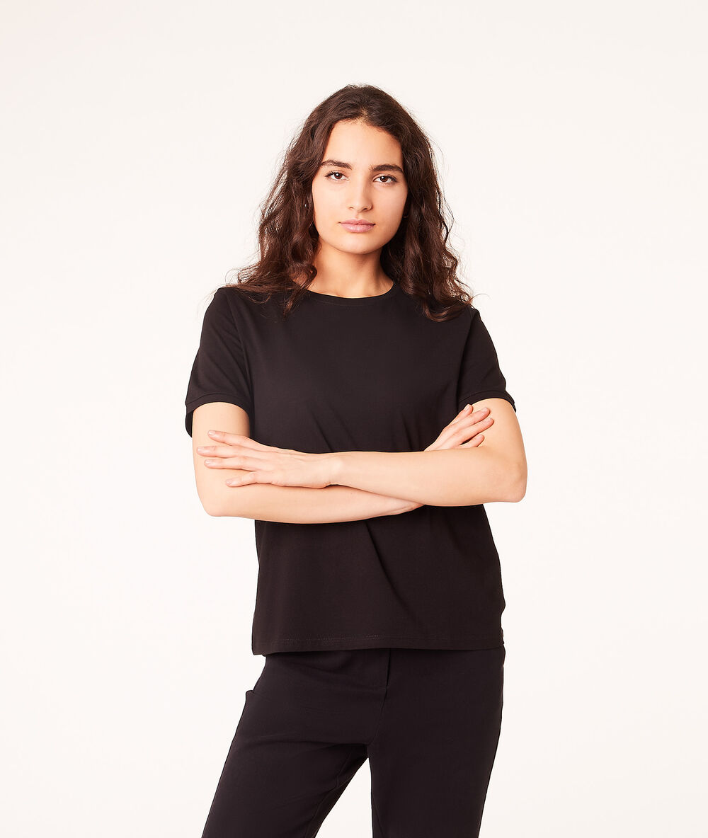 T-shirt col rond noir.