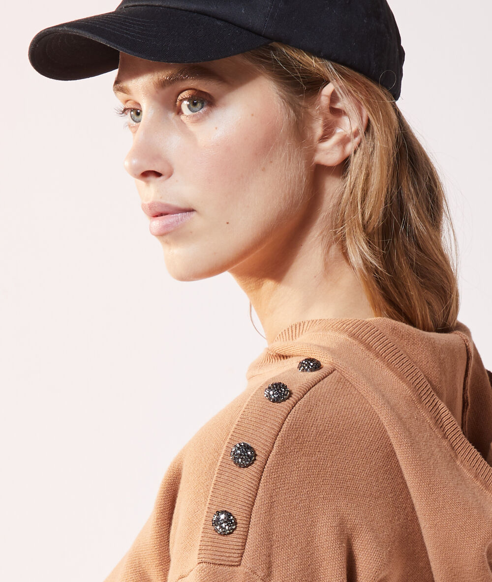 Sweat à capuche camel clair.