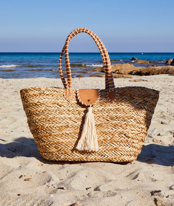 Panier de plage en paille avec pompoms Panier de plage en paille avec pompoms