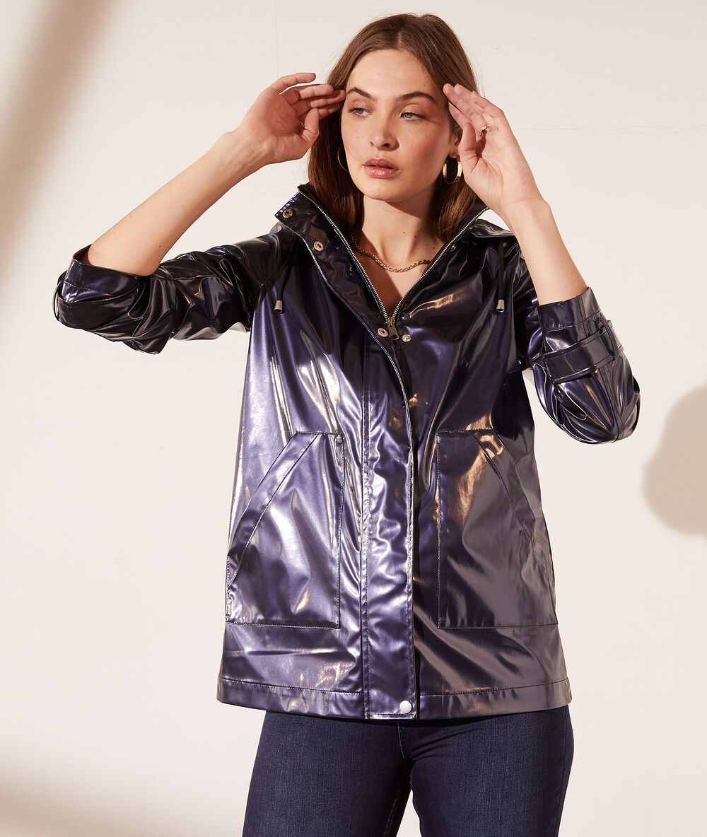 Imperméable effet vernis indigo.