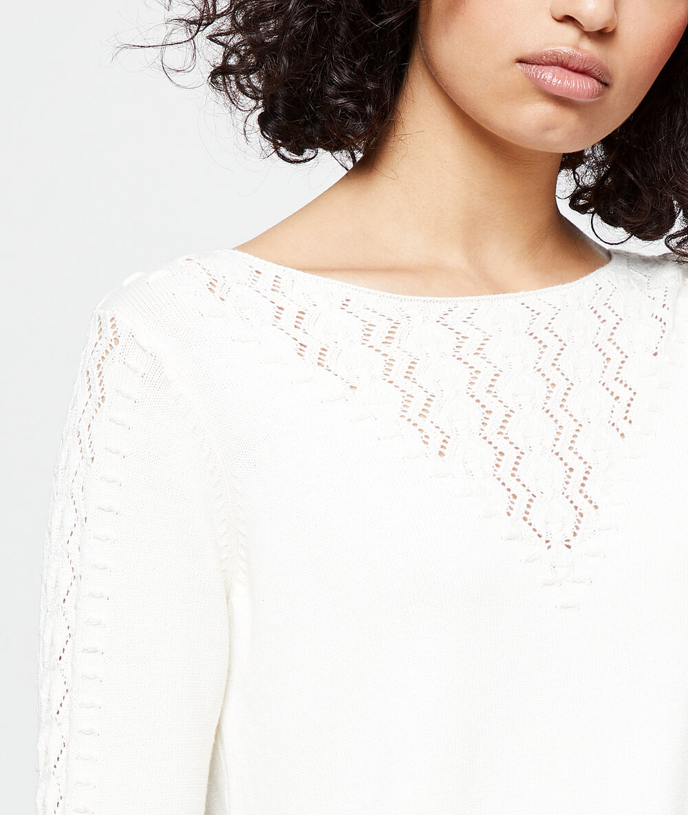 Pull décolleté ajouré ecru.