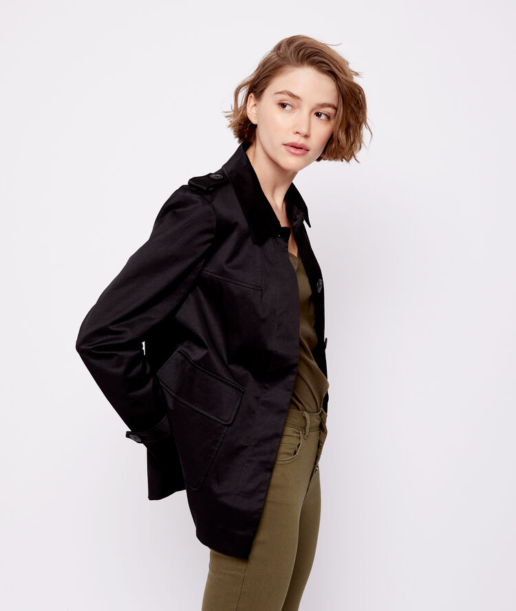 Veste courte boutonnée noir.