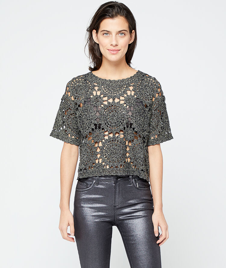 Pull métallisé en crochet noir.