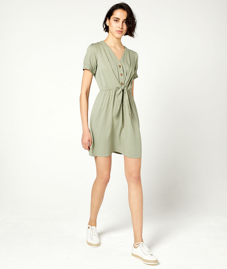 Robe fluide à nouer kaki clair.