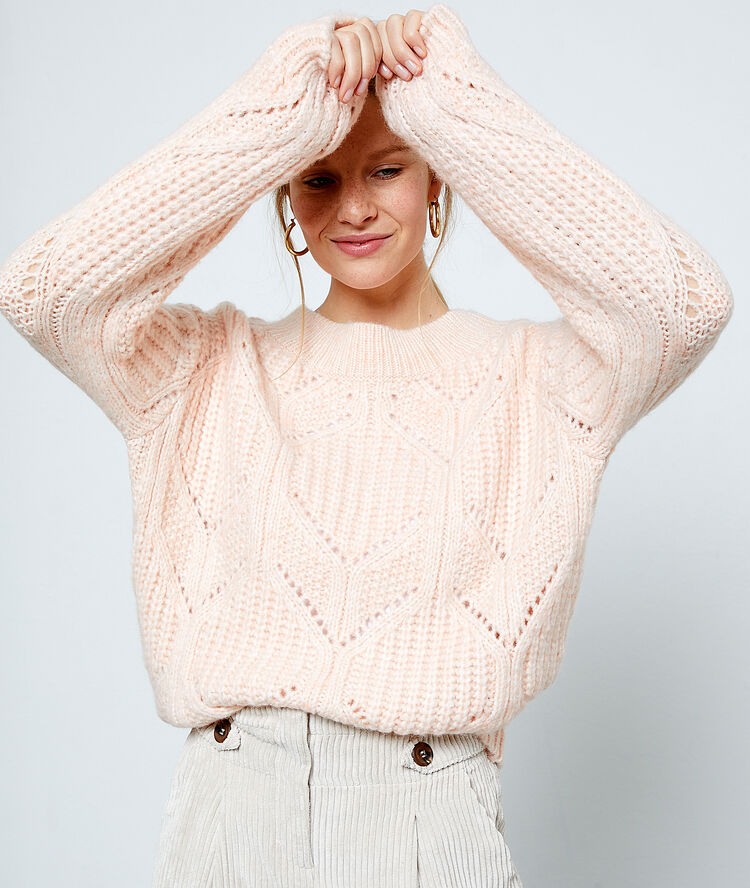 Pull en grosse maille nude.
