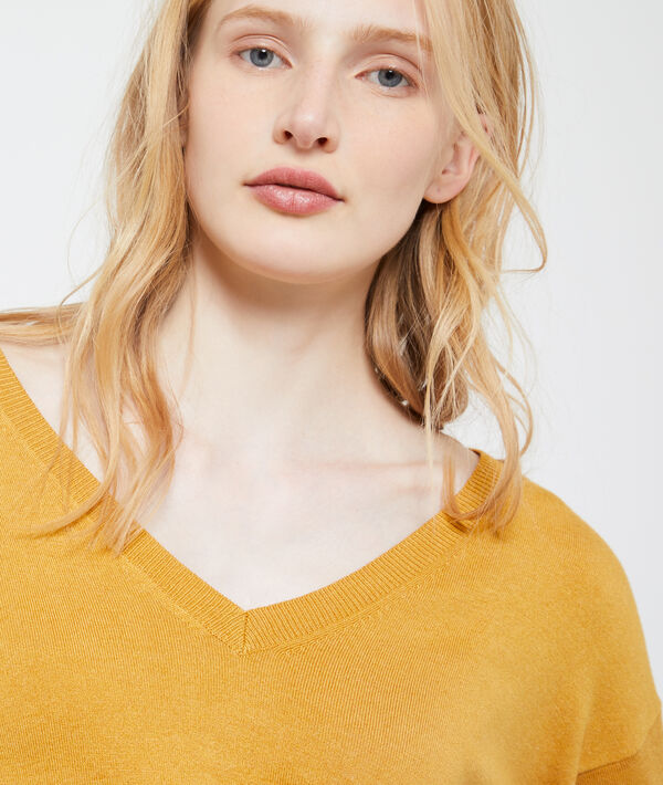 Pull col v en maille fine ocre.