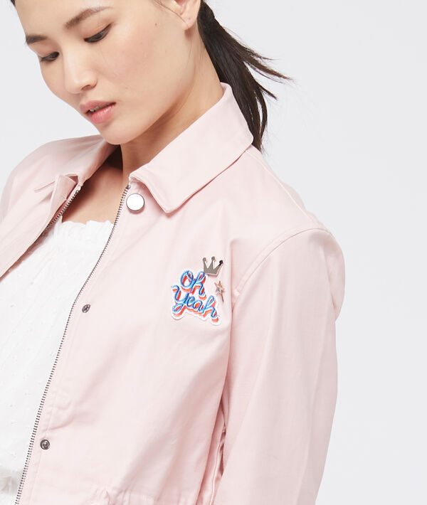 Parka courte à patch rose pale.
