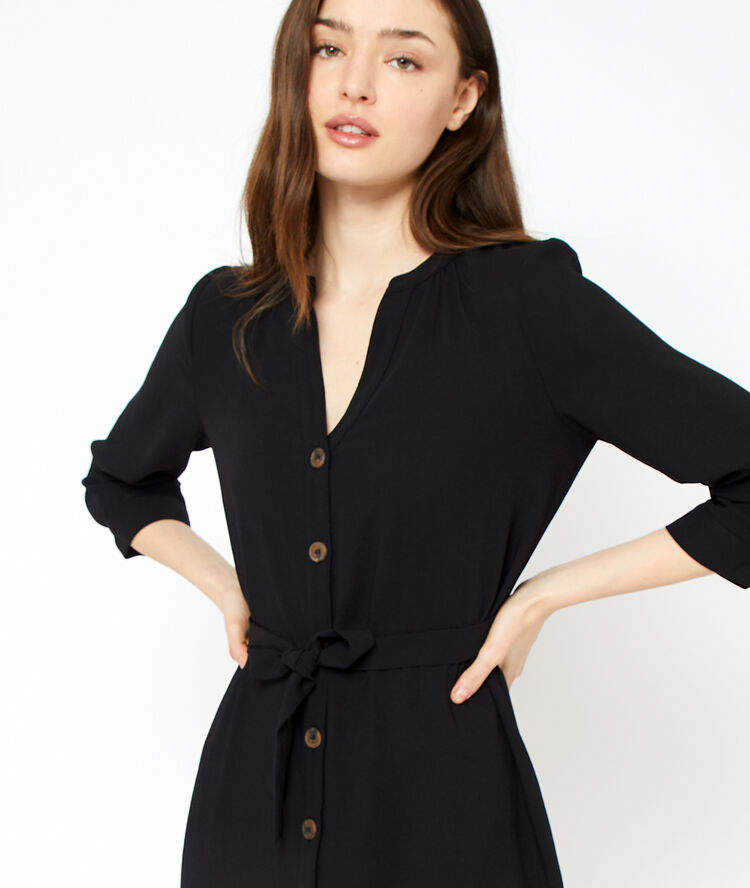 Robe longue ceinturée noir.