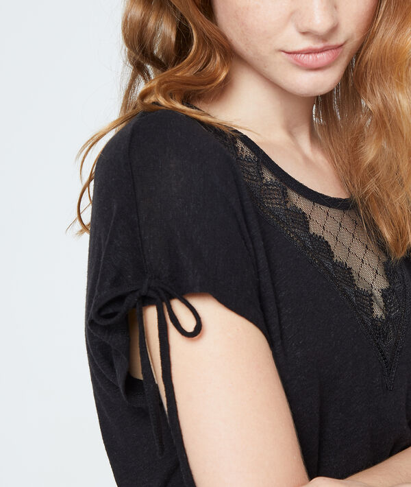 T-shirt décolleté dentelle noir.