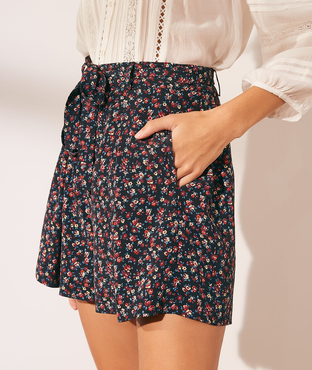 Short à nouer imprimé fleuri noir.