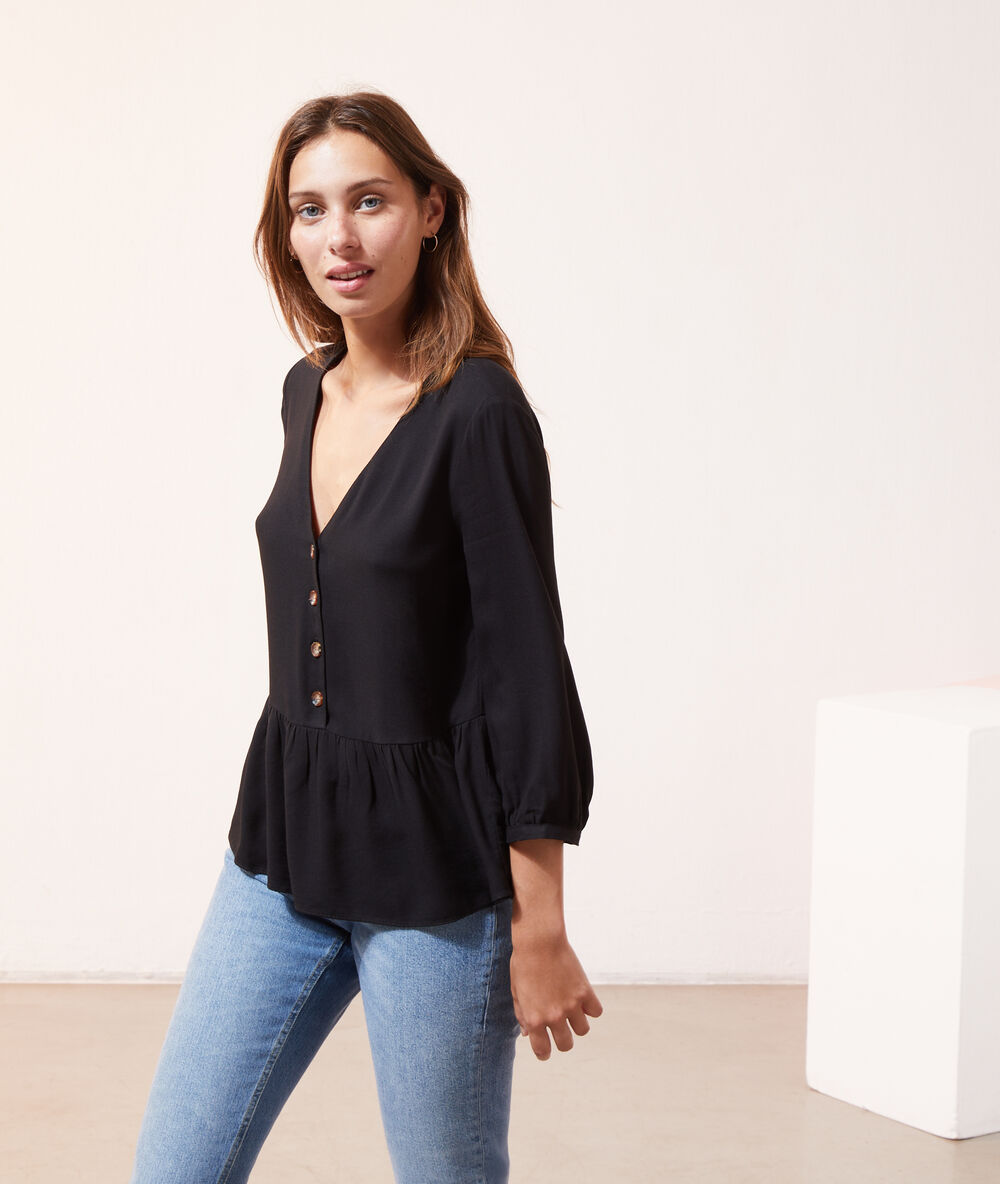 Blouse volantée à boutons noir.