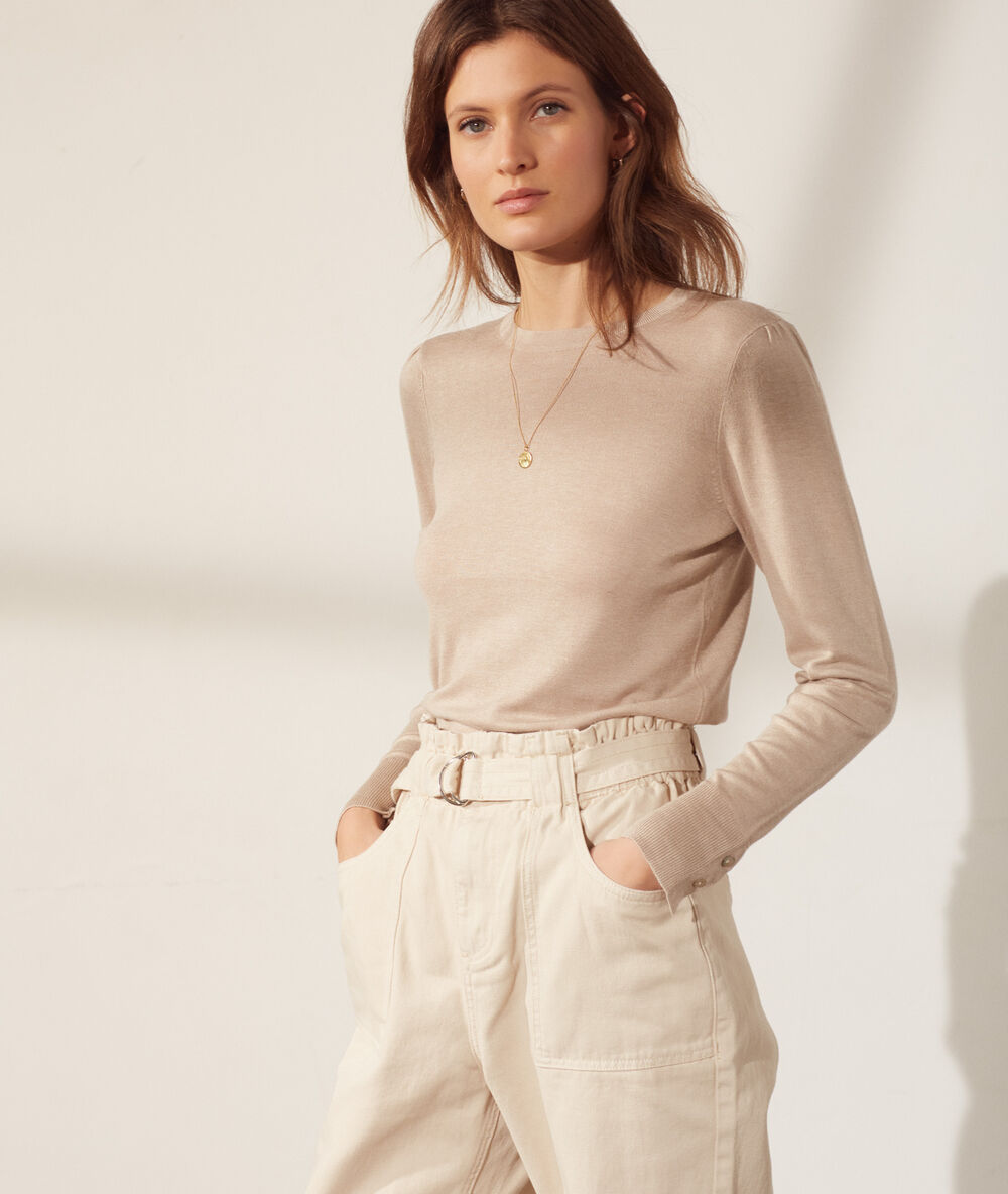 Pull col rond maille fine beige.
