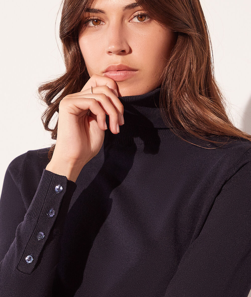 Pull col roulé marine.
