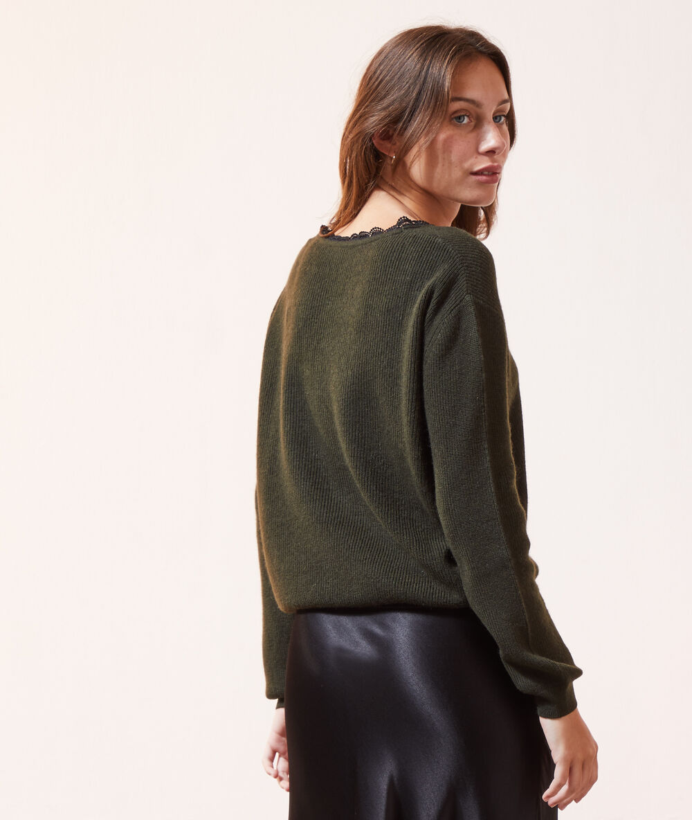 Pull col v détails dentelle sapin.