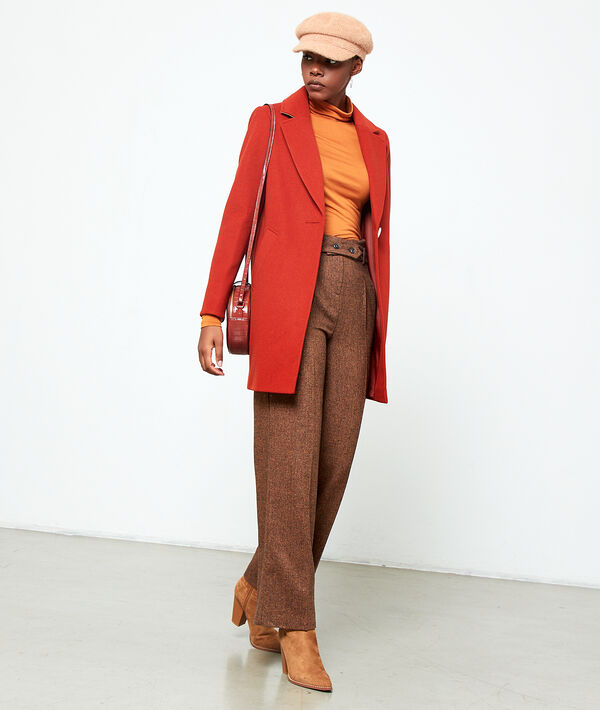 Manteau droit rouille.