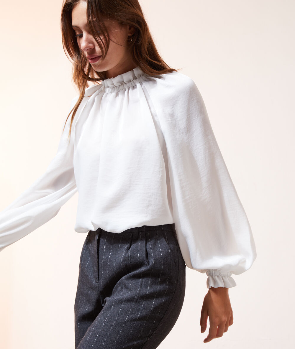Blouse à col froncé ecru.