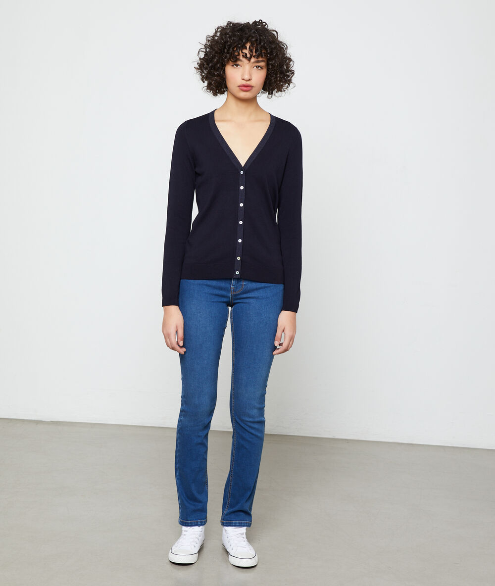 Cardigan en maille fine marine.