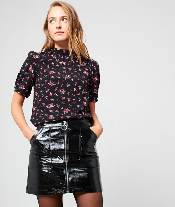 Blouse à col montant noir.