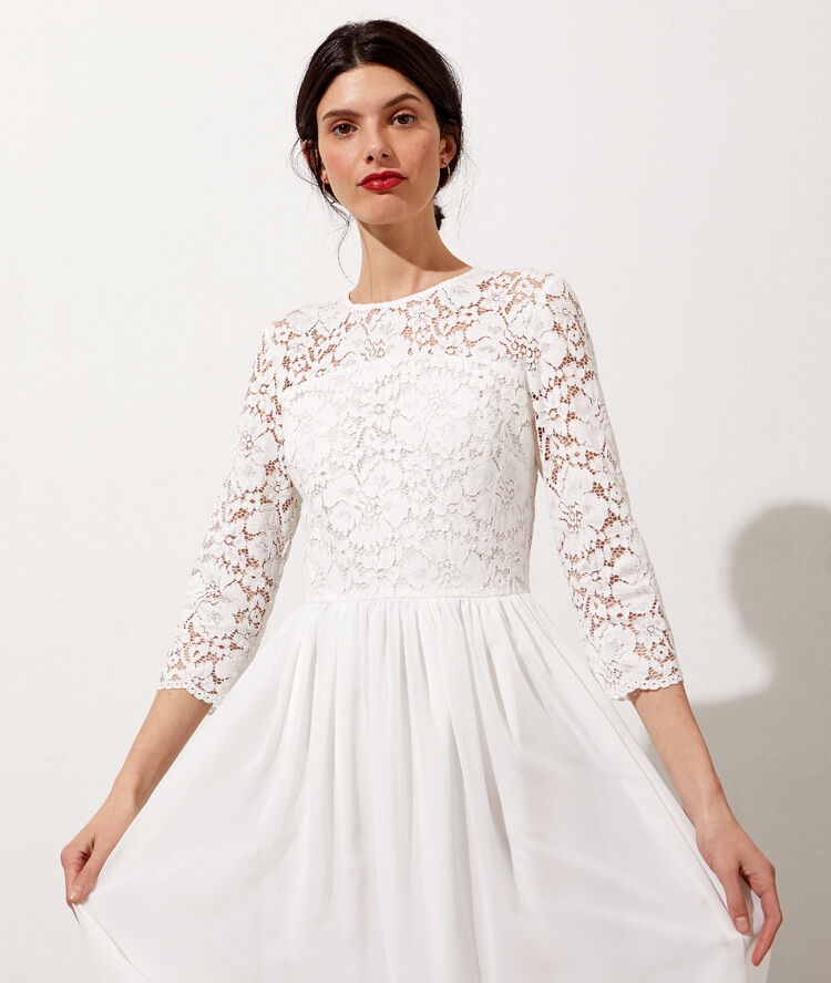 Robe dos ouvert en dentelle fleurie ecru.