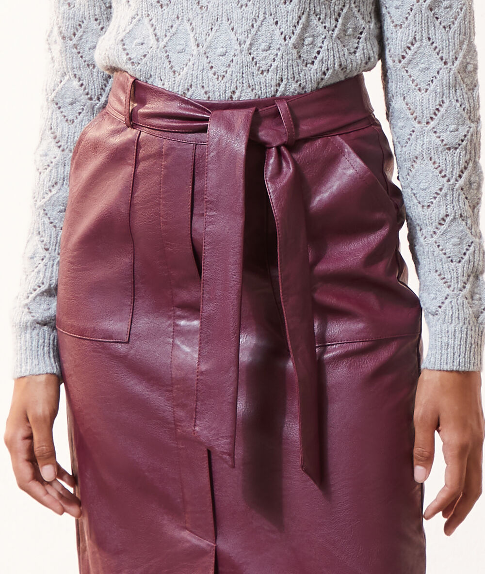 Jupe effet cuir ceinturée bordeaux.