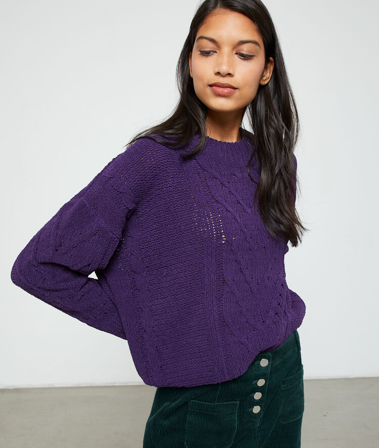 Pull torsadé en grosse maille violet.