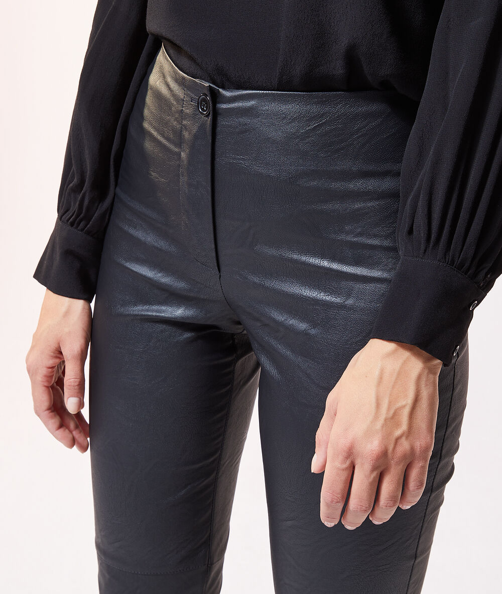 Pantalon effet cuir noir.