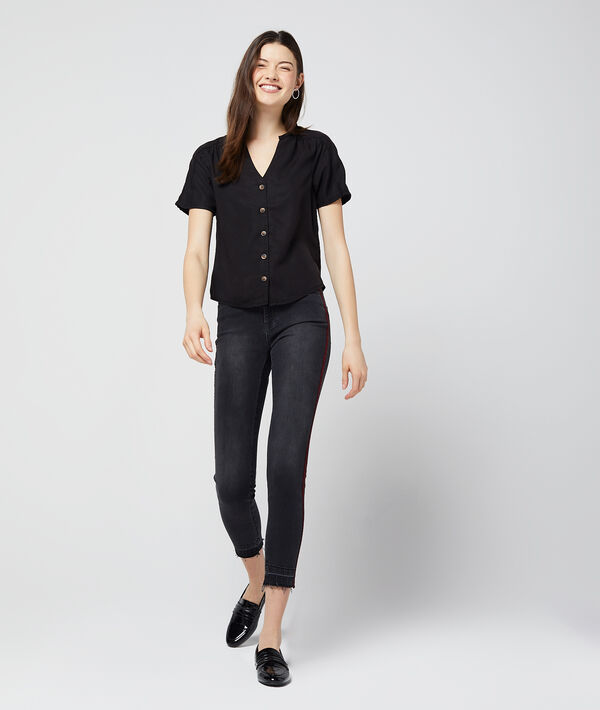 Blouse boutonnée en tencel® noir.