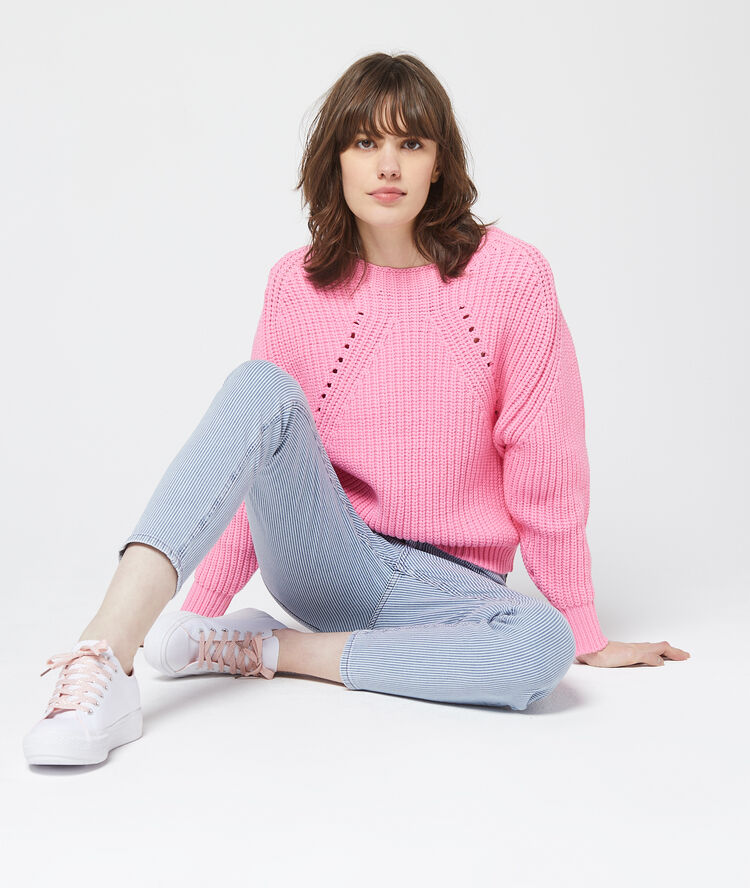 Pull en grosse maille rose pale.
