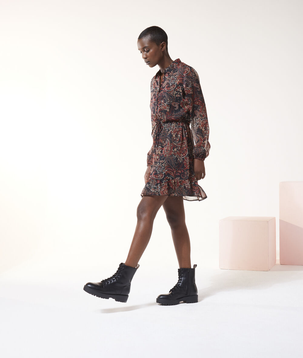 Robe fluide smockée imprimé fleuri noir.