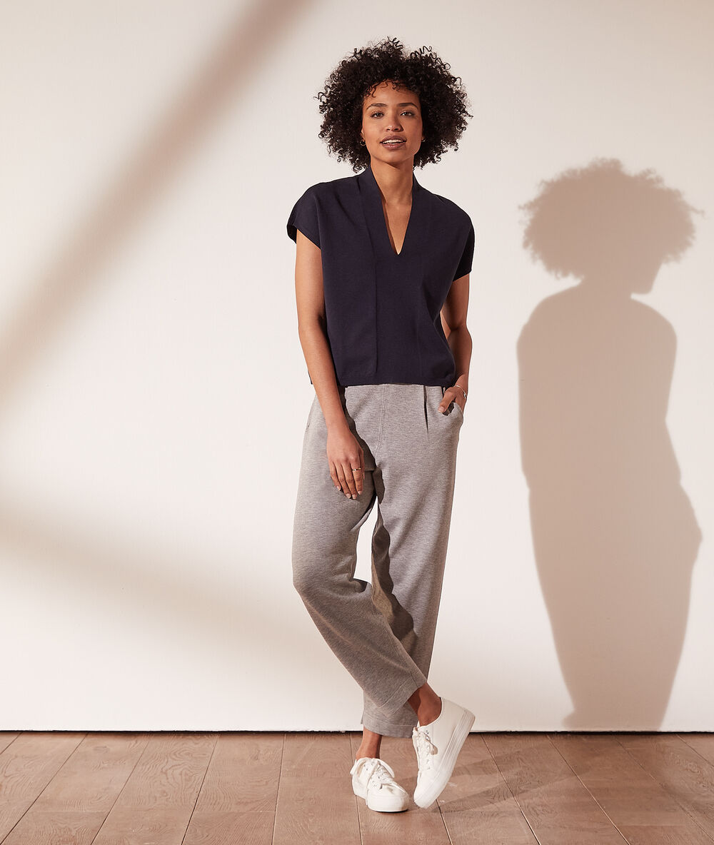 Top en maille col v bleu marine.