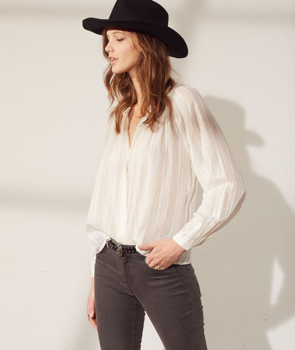 Blouse à rayures métallisées ecru.