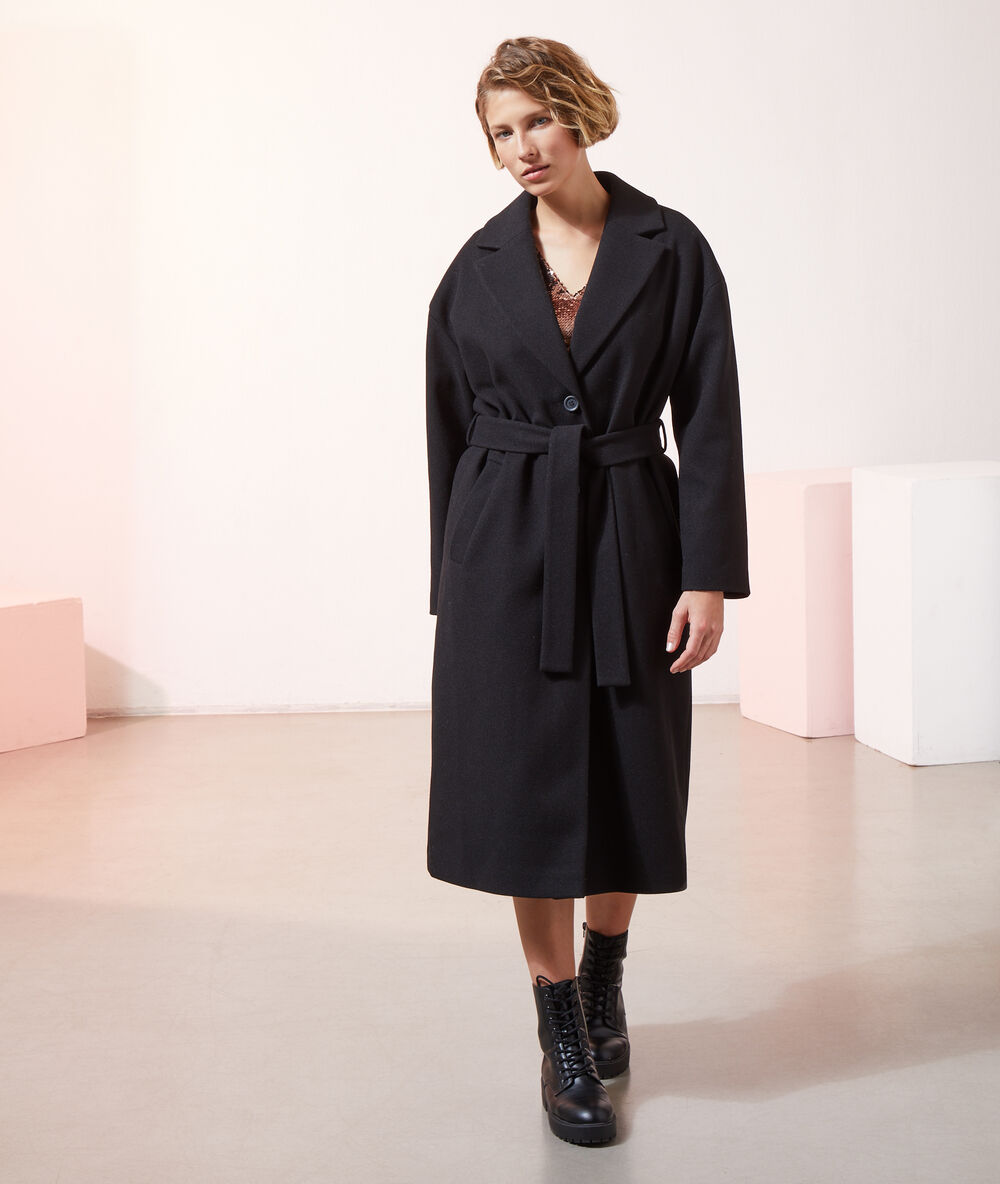 Manteau droit avec ceinture noir.