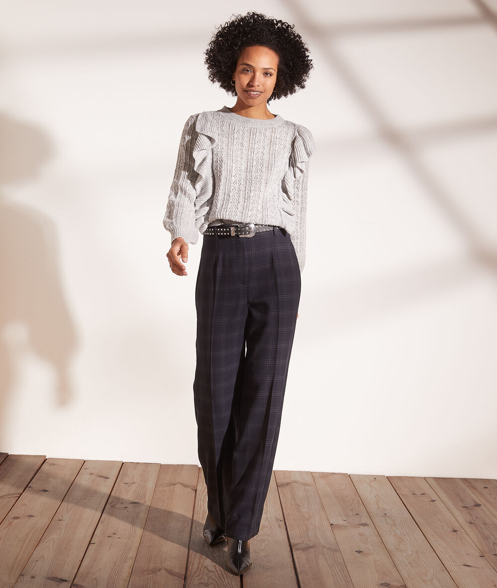 Pull en maille à volants gris clair.