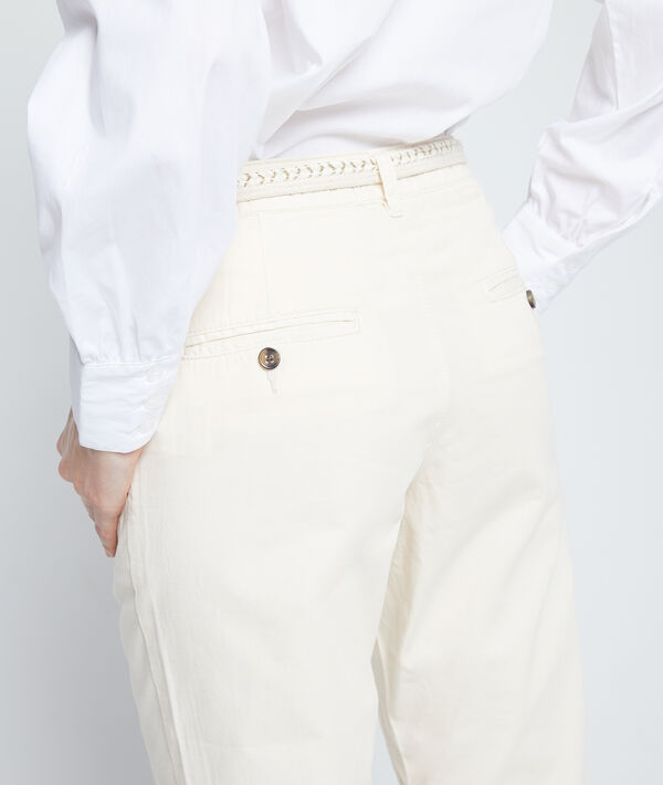 Pantalon chino ceinturé en coton bio creme.