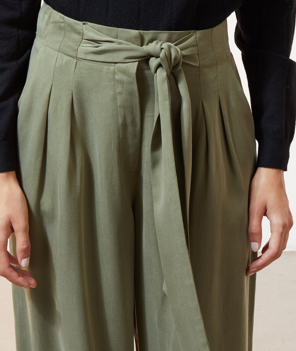 Pantalon large ceinturé kaki.