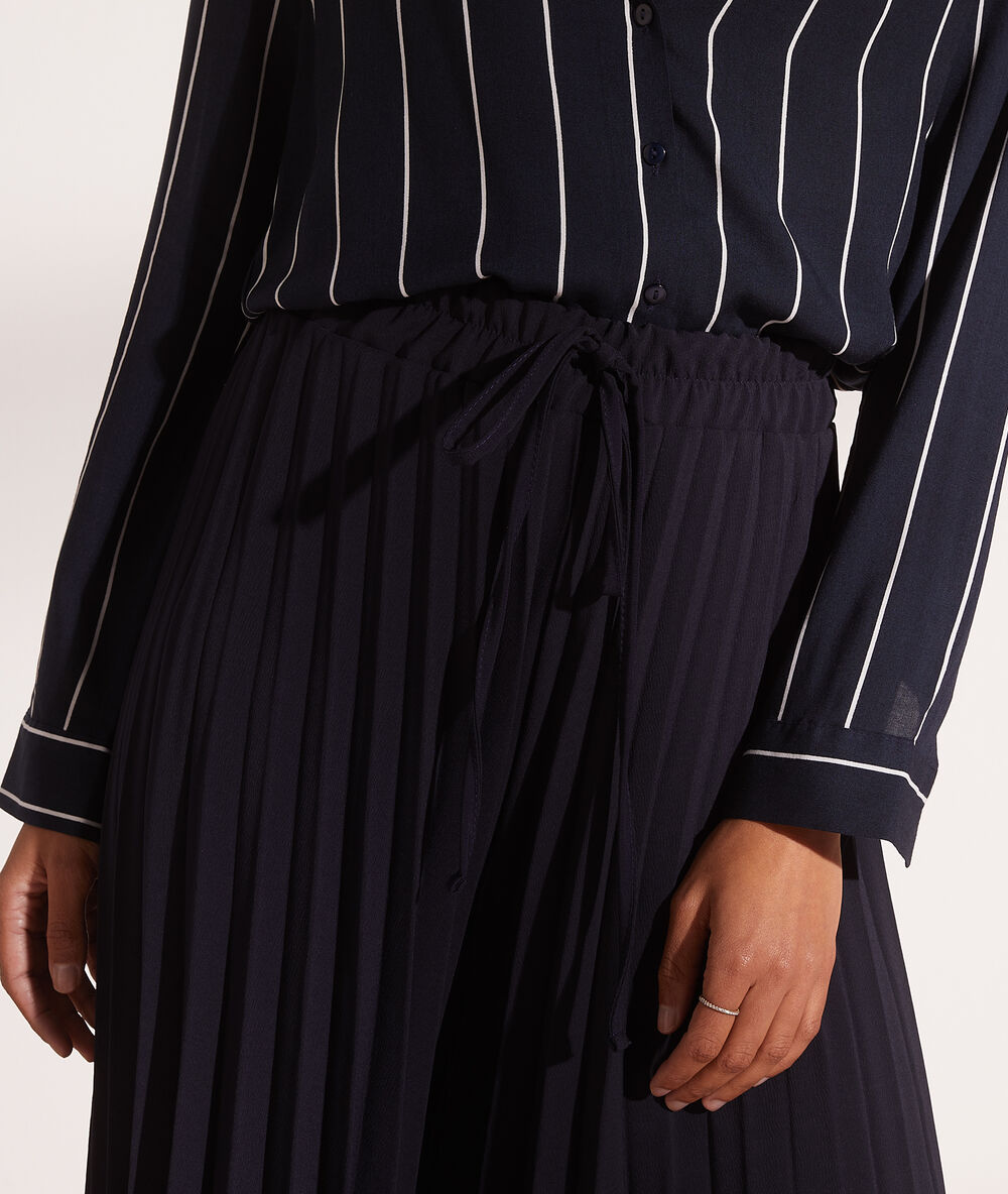 Pantalon large plissé bleu marine.
