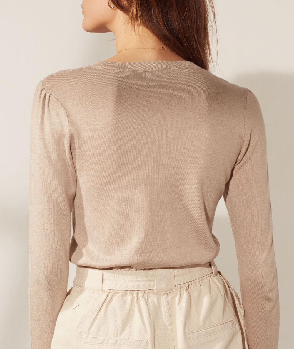 Pull col rond maille fine beige.