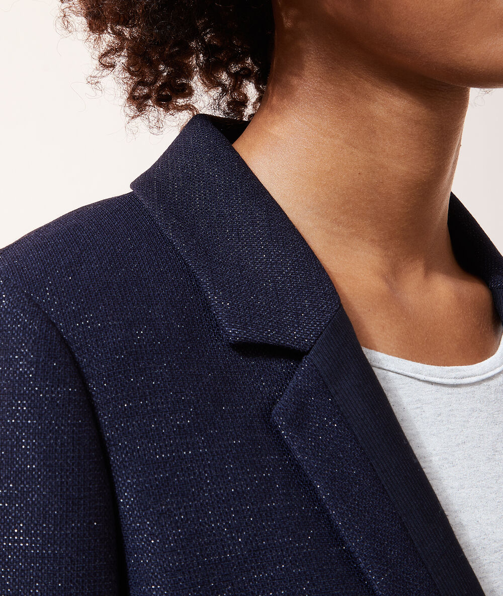 Veste de tailleur bleu marine.