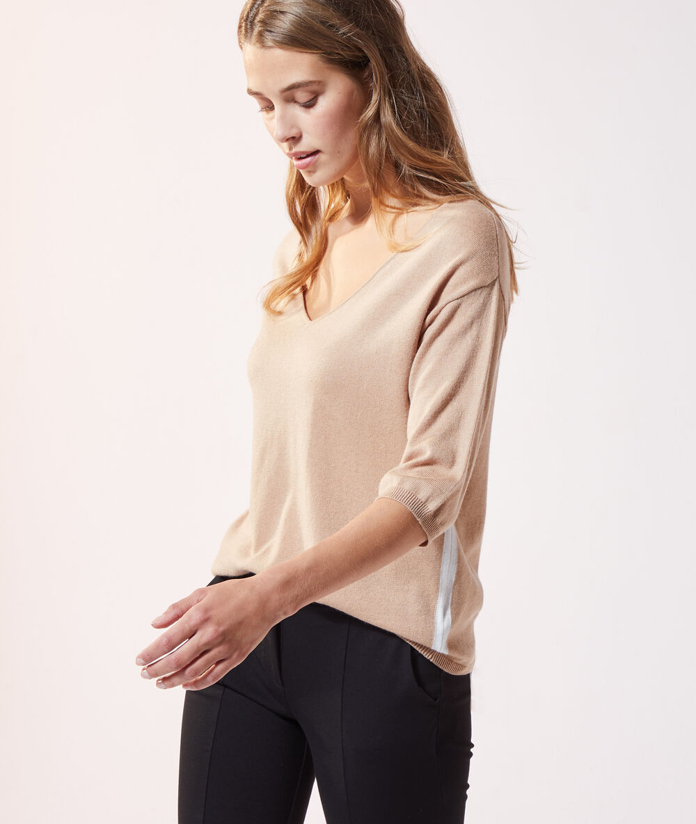Pull col v en maille fine camel clair.