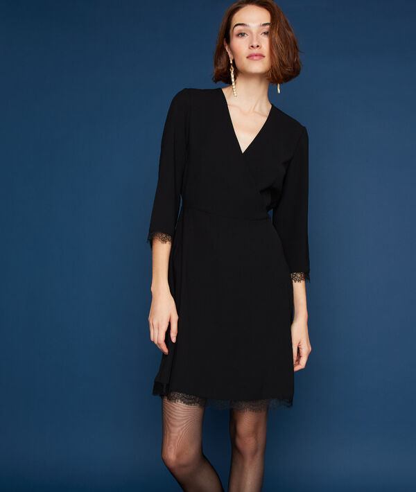 Robe cache-coeur détails guipure noir.