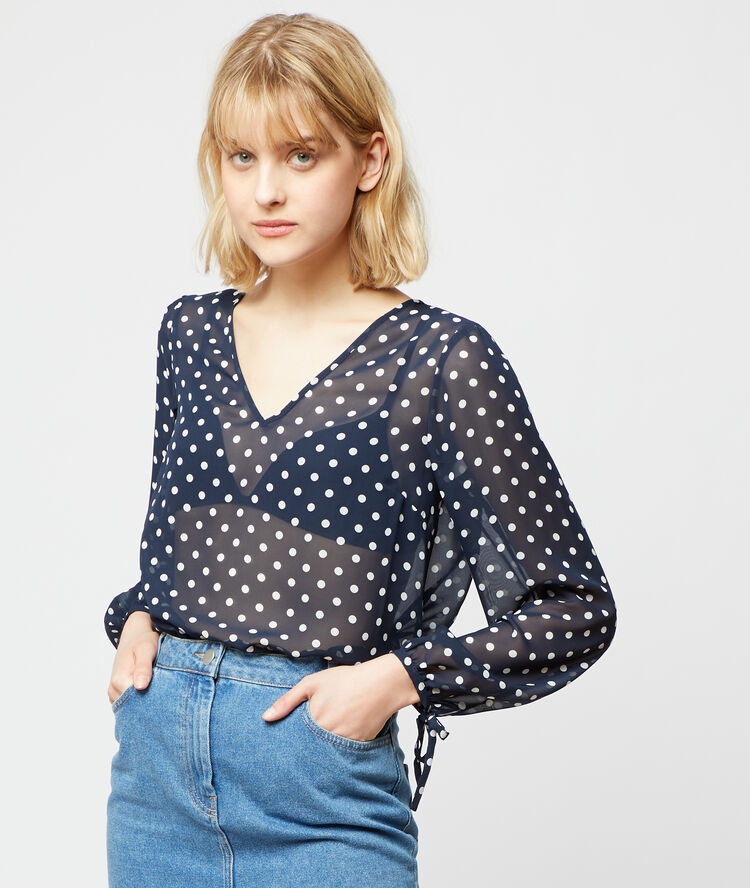 Blouse transparente à pois marine.