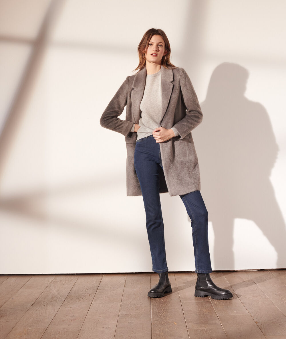 Manteau droit fausse fourrure gris chine.