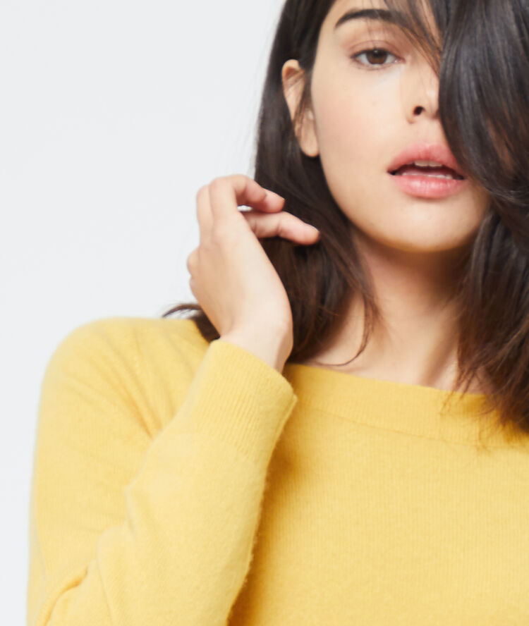 Pull col bateau en cachemire ocre.