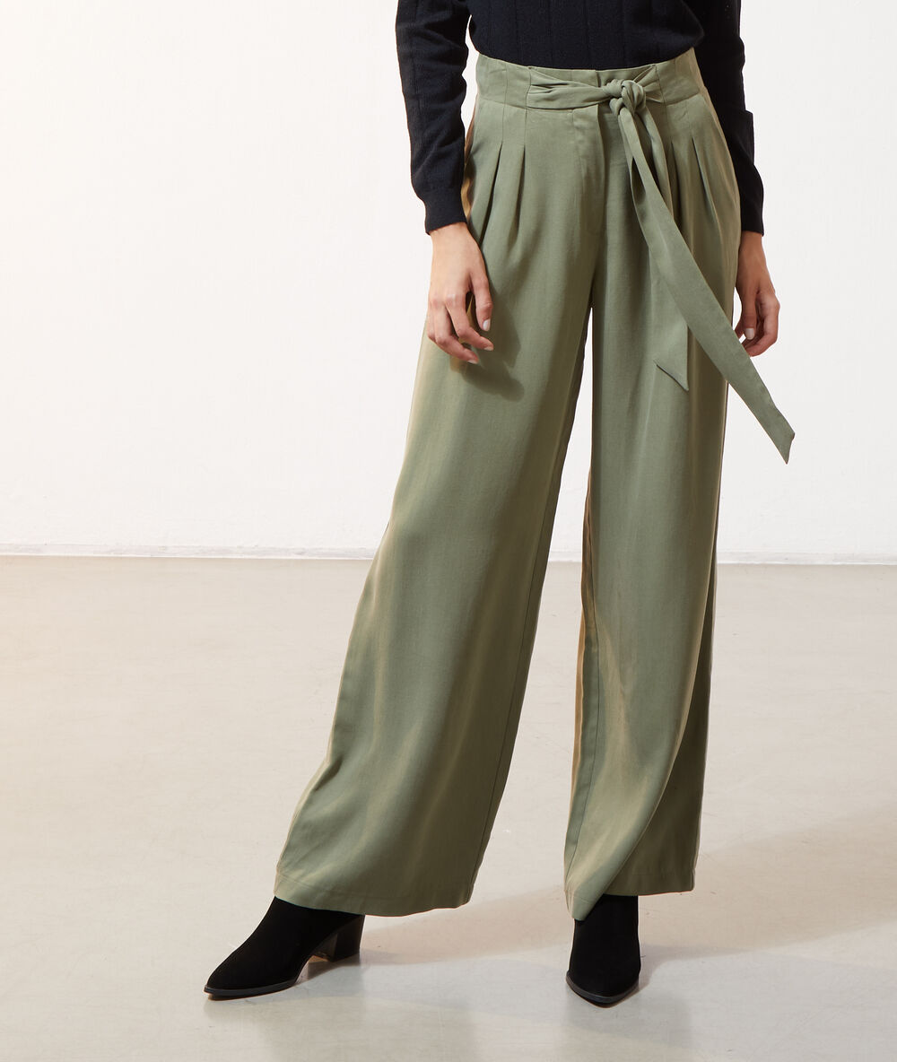 Pantalon large ceinturé kaki.
